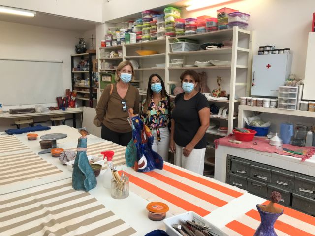 Una decena de mujeres participan en el taller de cerámica puesto en marcha por Igualdad