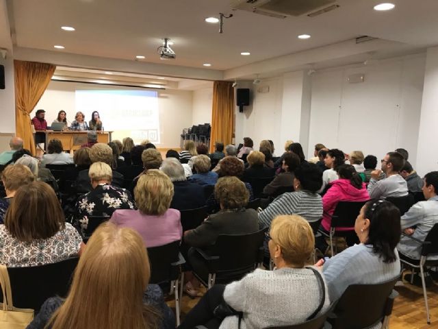 La asociación de Amas de Casa participa en una charla sobre reciclaje en el hogar