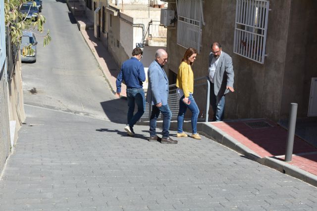 El Ayuntamiento continúa mejorando la accesibilidad de calles y plazas de la localidad