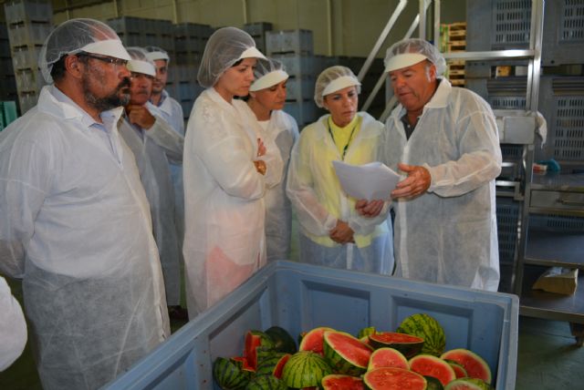 La Consejera de Agricultura, acompañada de la Alcaldesa de Águilas, visita la empresa agrícola Pozo Sur