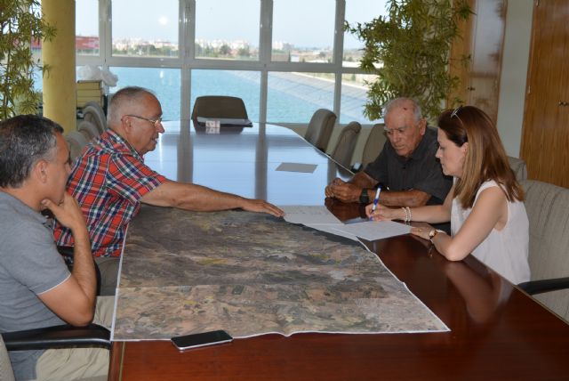 La modificación del perímetro de riego y las bonificaciones fiscales, centran el encuentro entre la alcaldesa y la Comunidad de Regantes