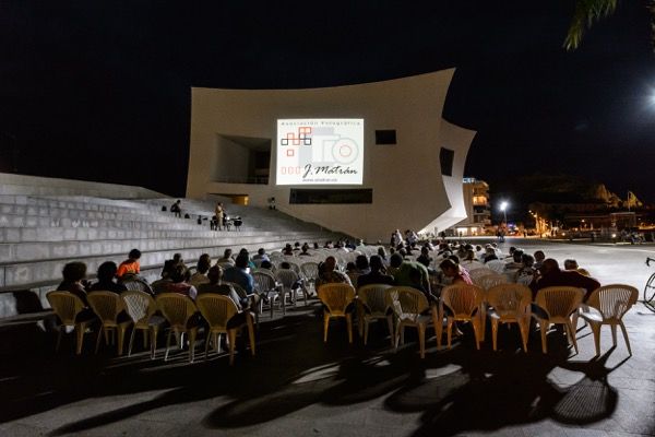 Proyección de fotografías en el auditorio de Águilas