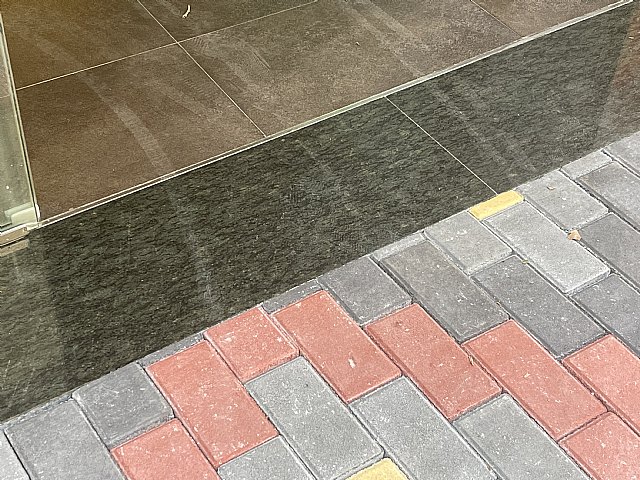 La escasez de imbornales en Conde de Aranda puede causar entradas de agua en los comercios y viviendas