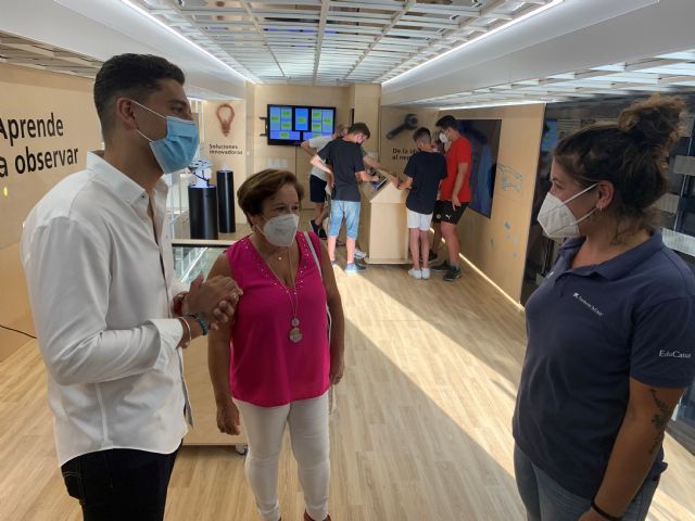 Los ediles de Juventud y Educación visitan los talleres itinerantes 'LABEMPRENDE'