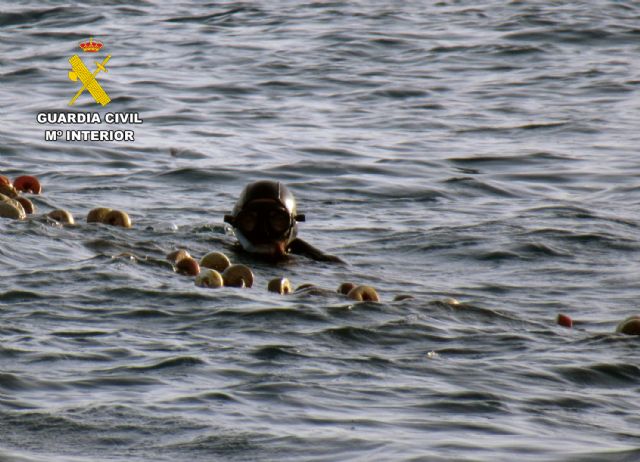 La Guardia Civil investiga en Águilas a un pescador sin autorización por sentencia judicial