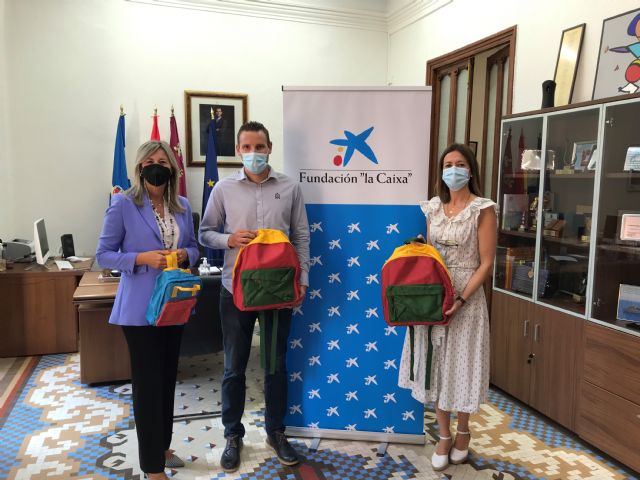 Alumnos de Águilas en situación de vulnerabilidad han vuelto a clase con nuevo material escolar gracias a la Fundación 'la Caixa' y CaixaBank
