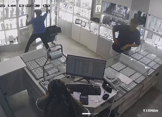 La Guardia Civil detiene a los dos hombres que asaltaron una joyería en Águilas