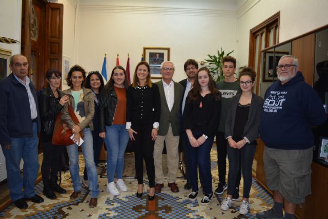 La alcaldesa recibe a los alumnos que han participado en el Programa Picasso