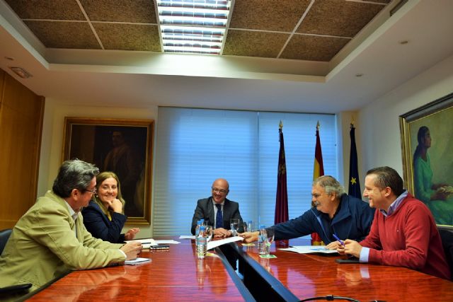 La Consejería de Turismo trabajará para impulsar el Carnaval de Águilas en eventos y ferias internacionales