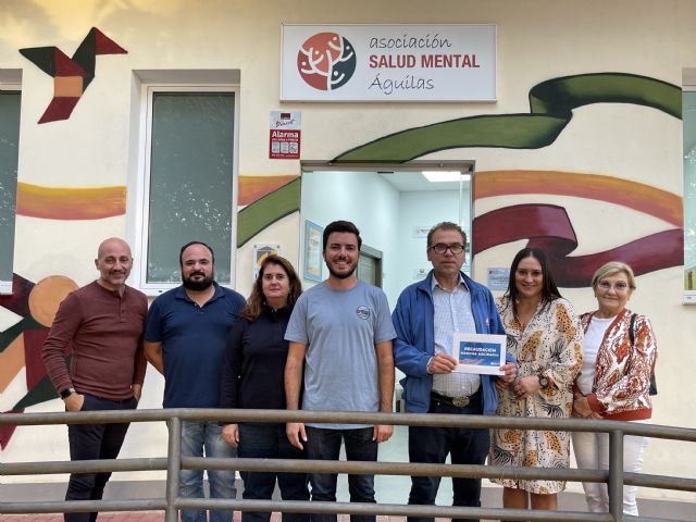 NNGG entrega a AFEMAC un cheque con el dinero recaudado en la ruta solidaria del octubre joven