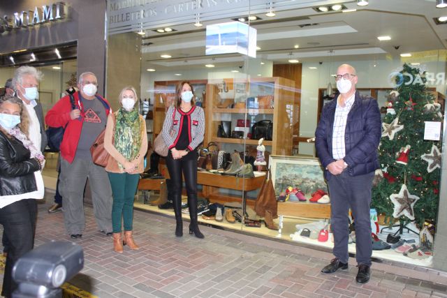 La Asociación de Amigos de la Cultura y el Ayuntamiento de Águilas inauguran una nueva edición de la exposición 'Comercios con arte'