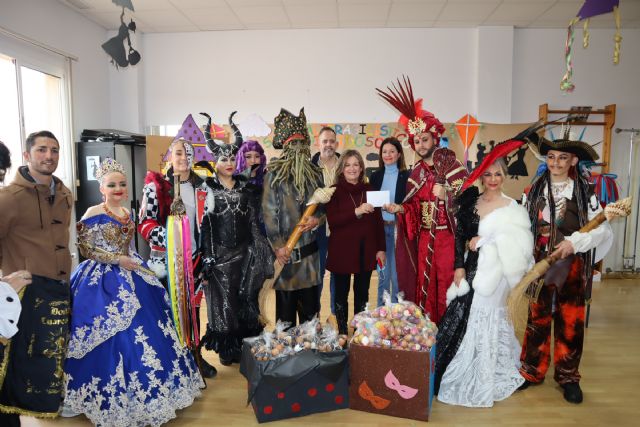 Los usuarios del Centro Ocupacional Urci entregan a Don Carnal y Doña Cuaresma 'las armas' para la gran batalla