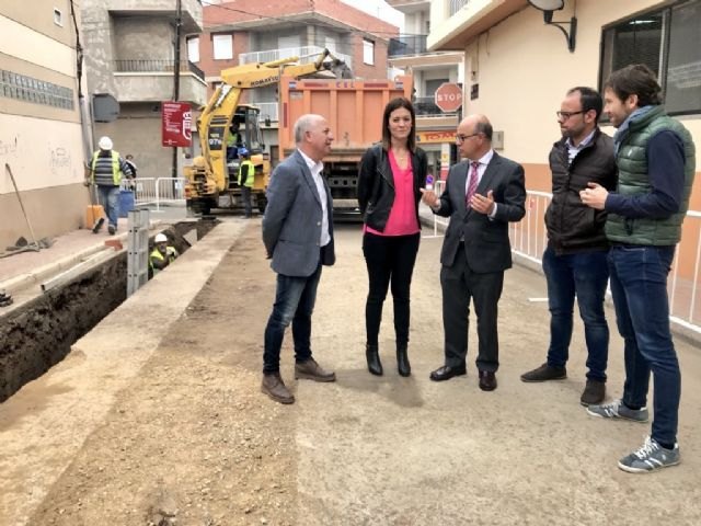 El Plan de Obras y Servicios permite renovar el pavimento de la avenida de la Democracia de Águilas y su entorno