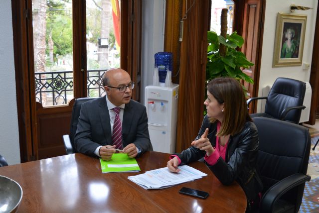 El consejero de Hacienda y Administraciones Públicas y la alcaldesa visitan las obras de mejora de la calzada y la red de aguas de la calle Manuel Azaña y adyacentes