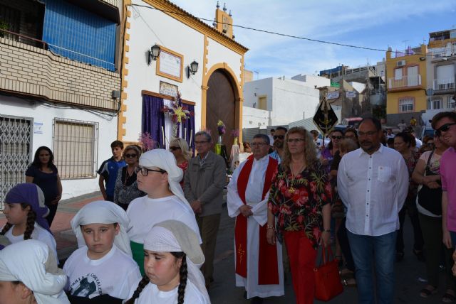 Los costaleros infantiles recorren las calles con el Paso Chico