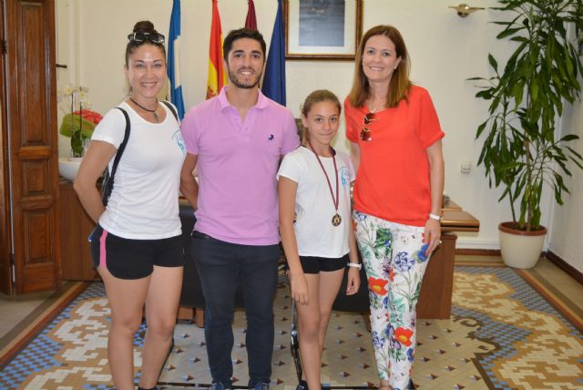 La alcaldesa y el edil de Deportes reciben a la subcampeona regional de gimnasia rítmica