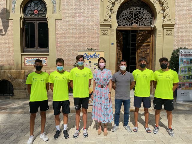 Mari Carmen Moreno recibe a los nadadores aguileños que competirán a nivel nacional