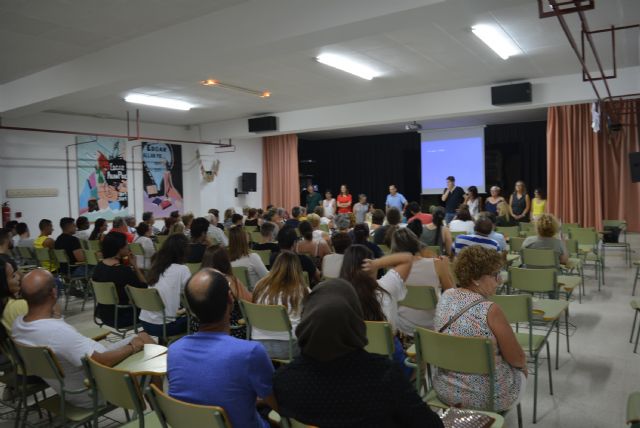 La alcaldesa y la edil de cultura inauguran el curso de Educación para Adultos