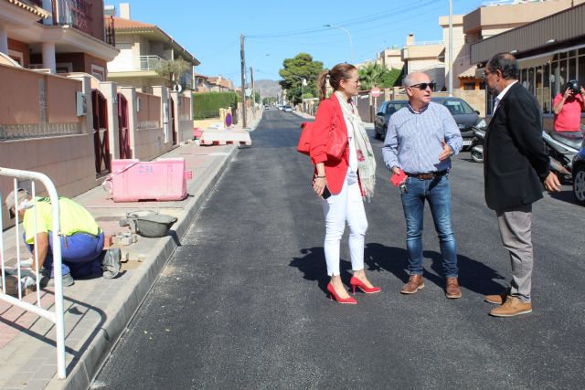 La alcaldesa y el edil de Urbanismo supervisan las actuaciones incluidas en el último Plan de Obras y Servicios