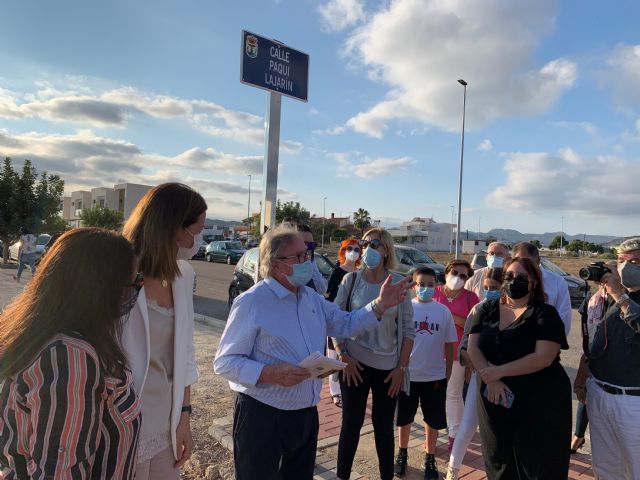 Águilas recuerda a Paqui Lajarín inaugurando una calle con su nombre