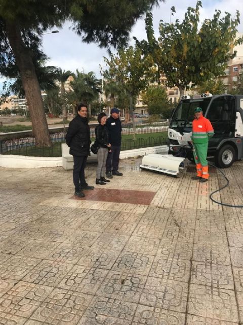 La empresa concesionaria de limpieza incorpora una barredora y una baldeadora para la limpieza de las zonas de difícil acceso