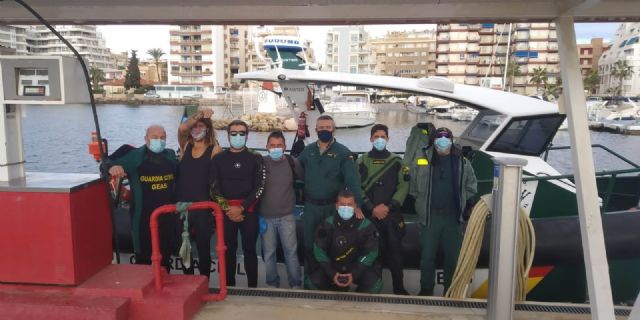 Recuperada una botija andaluza completa del siglo XVI en el entorno de la Isla del Fraile