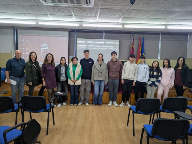 La edil de Educación asiste a la proyección de 'Corto con la violencia'