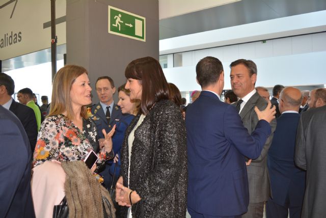 La alcaldesa reivindica, en la inauguración del Aeropuerto Internacional de Murcia, una conexión de transporte entre Corvera y Águilas