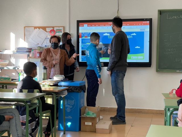 La campaña de concienciación sobre limpieza puesta en marcha por el Ayuntamiento y Entorno Urbano llega al colegio Mediterráneo