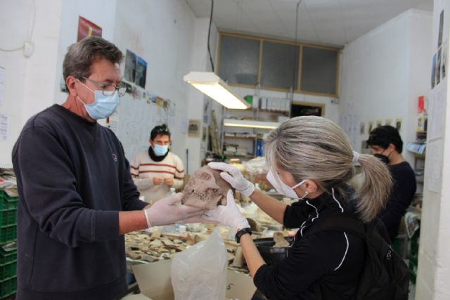 Arqueólogos forenses de la Universidad Autónoma de Madrid analizan los restos hallados en Isla del Fraile y otras excavaciones arqueológicas