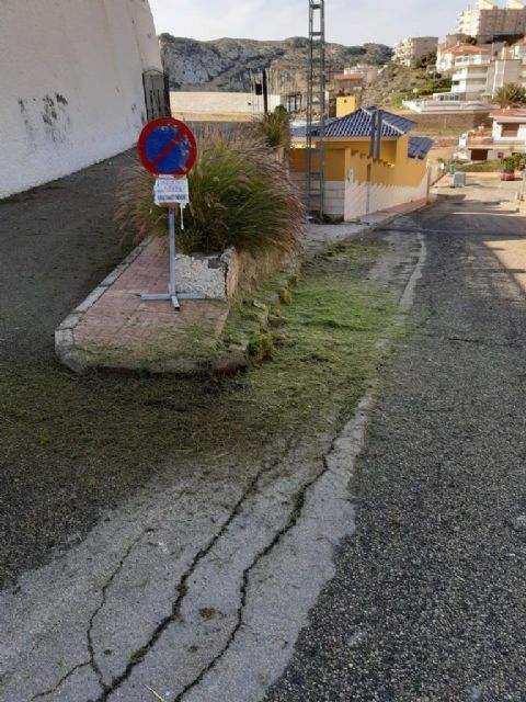 La concejalía de Limpieza lleva a cabo el desbroce en aceras de la localidad