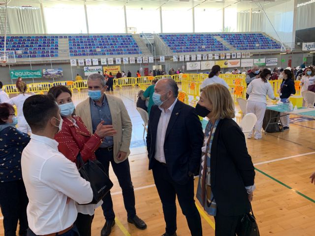 El 92% de los nacidos entre 1942 y 1947 se ha vacunado esta mañana en el Pabellón Diego calvo Valera