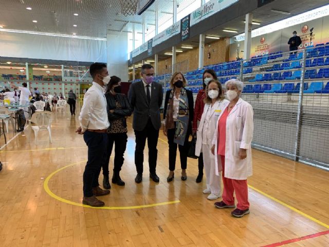 Moreno reclama a la consejería de Salud la ampliación de los horarios de vacunación para evitar las colas