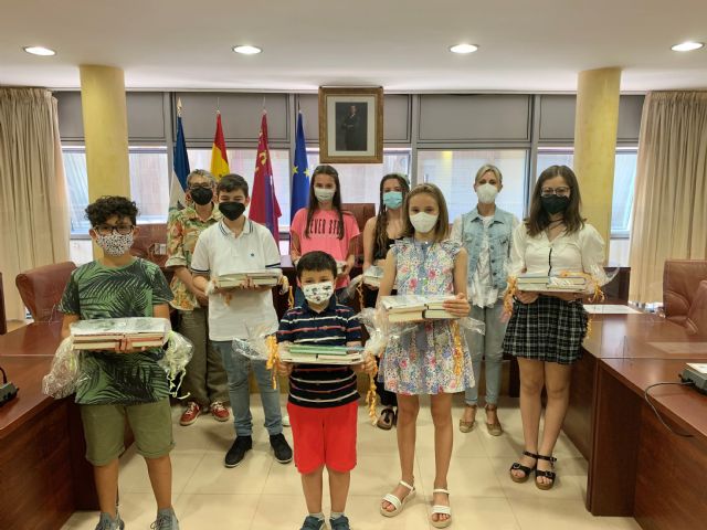 Los ganadores de los concursos escolares de marcapáginas y microrrelatos del Día del Libro recogen sus premios