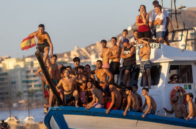 La cucaña y la regata de botes a remo vuelven al puerto de Águilas