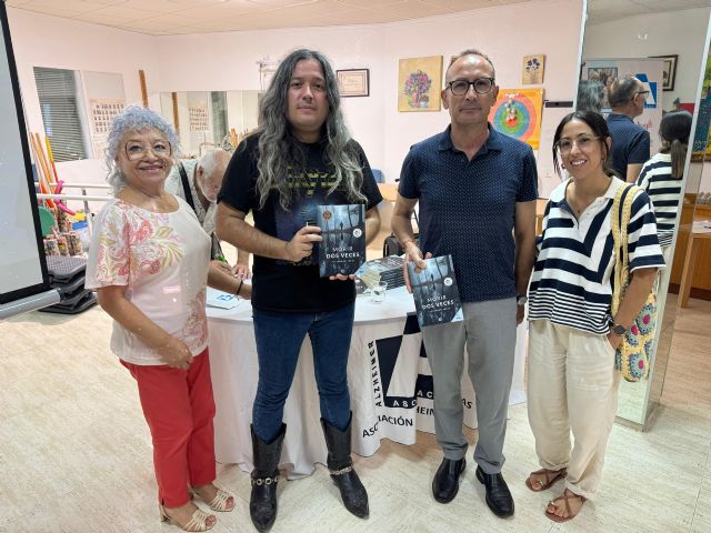 La sede de la Asociación Alzheimer Águilas acoge la presentación de la novela 'Morir dos veces'