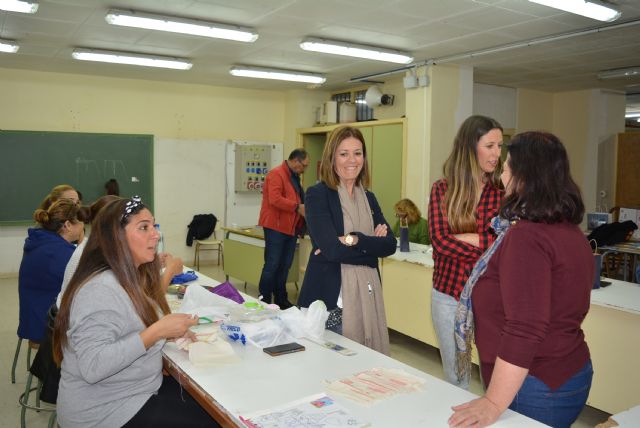 La alcaldesa y la edil de Igualdad visitan a las alumnas de los cursos de estética y corte y confección incluidos en el programa de Atención Social Integral para el Pueblo Gitano