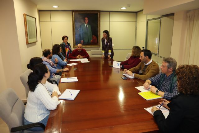 Los equipos directivos de los Institutos de la localidad participan en una reunión de planificación de las Jornadas de Sensibilización para Fomentar el Emprendimiento entre la Juventud Aguileña