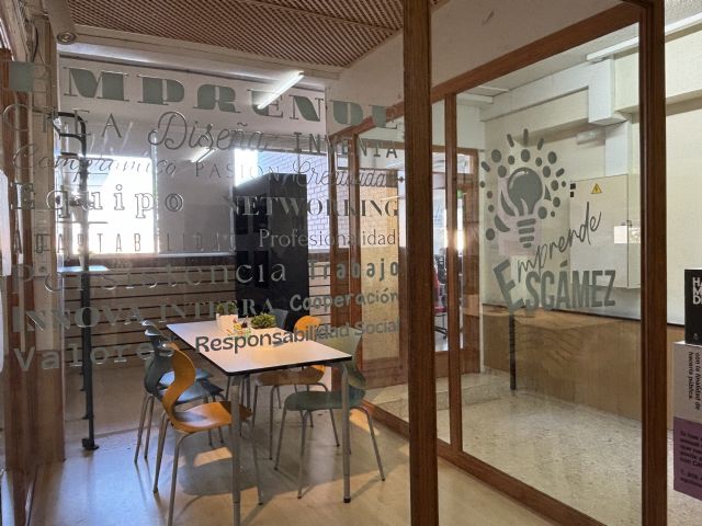 El IES Alfonso Escámez inaugura un aula profesional de emprendimiento y un nuevo espacio coworking