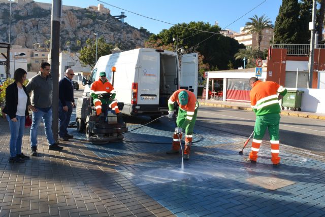 Comienza un operativo de limpieza para retirar los chicles de las aceras