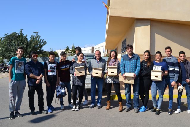 La edil de Medio Ambiente participa en la colocación de nidos para vencejos en el IES Europa