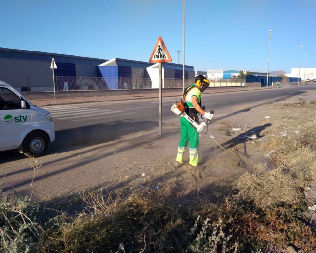El Ayuntamiento desbroza las aceras de la Urbanización los Jardines y el polígono del Labradorcico