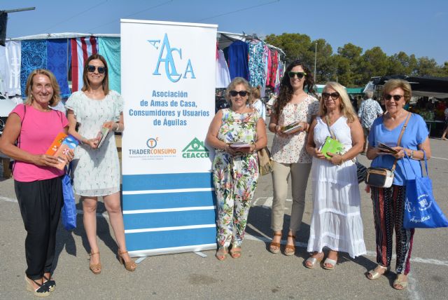 La asociación de Amas de Casa, Consumidores y Usuarios lleva a cabo una campaña informativa en el mercado semanal