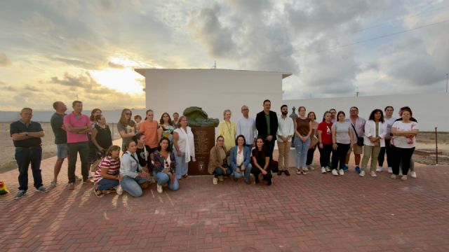 Águilas se suma a la conmemoración del Día Mundial de la Muerte Gestacional, Perinatal y Neonatal con la instalación de una escultura en recuerdo de los bebés fallecidos durante la gestación o el parto