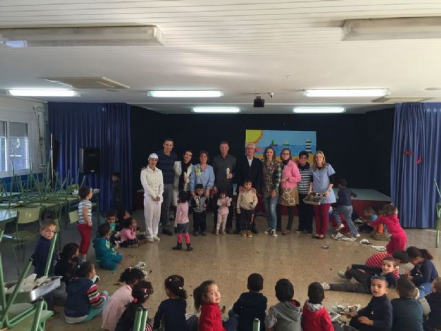 Los alumnos del Ramón y Cajal disfrutan de una castañada patrocinada por Looije