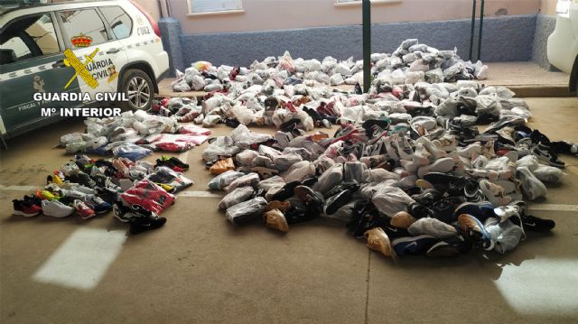 La Guardia Civil se incauta en Ãguilas cerca de un millar de productos falsificados