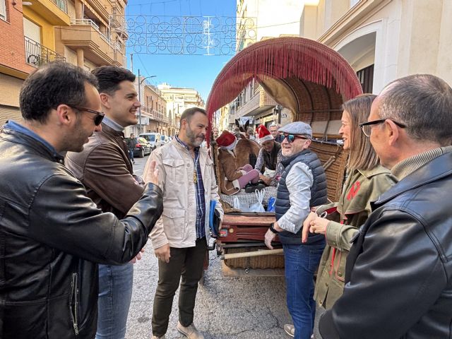 La Carreta de la Hermandad Rociera de Águilas recorre las calles recogiendo la solidaridad del pueblo aguileño un año más