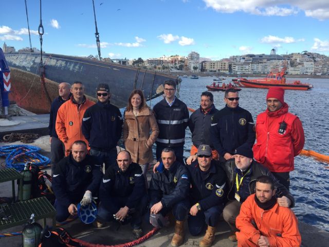 El Penélope ya reposa sobre la explanada del puerto aguileño