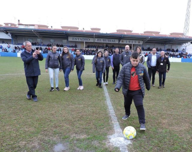 Saque de honor a ritmo de carnaval