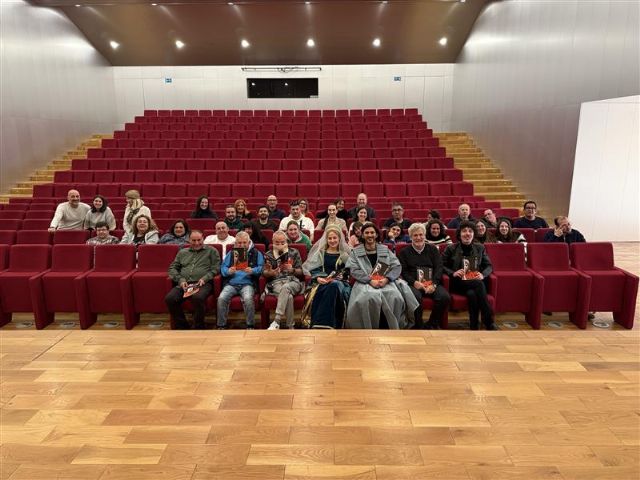 Usuarios de Afemac y Fundown participan en un encuentro previo al estreno de la ópera Il Trovatore